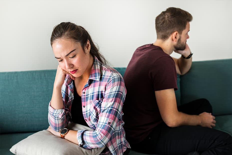 Casal discordando sobre suas finanças no casamento
